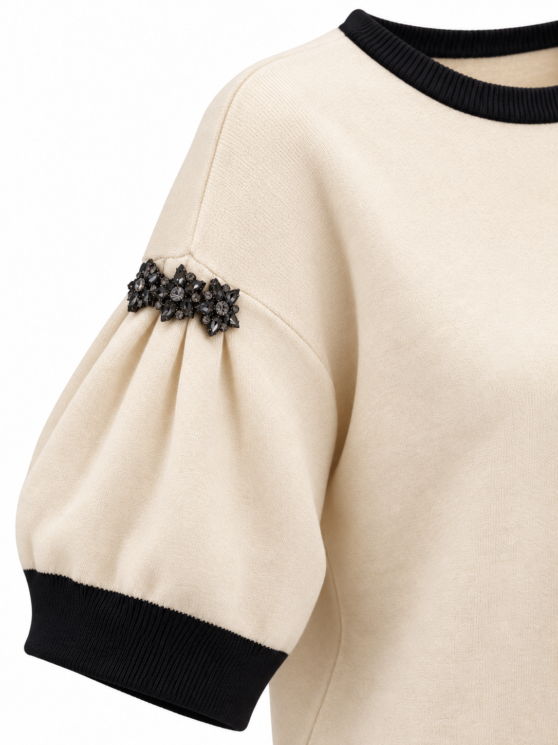 Дамска плетена блуза с обемни ръкави и декоративни цветя — Детайл на ръкава, контрастния кант и декорацията